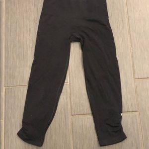 Lululemon cropped pants size 6 in dark gray